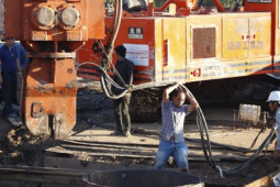 Tin tức trong ngày - Chuẩn bị lấy đất xung quanh trụ bê tông có bé trai bị mắc kẹt