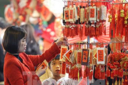 Thị trường - Tiêu dùng - Phố Hàng Mã 'thay áo mới' đón Tết nguyên đán