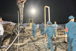 Tin tức trong ngày - Chùm ảnh: Đêm thứ 4 giải cứu bé trai lọt vào trụ bê-tông sâu 35m