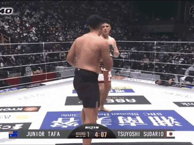 Thể thao - ‘Người khổng lồ’ Junior Tafa tung loạt 21 cú đấm khiến võ sĩ sumo ngã gục