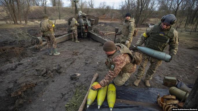 Binh sĩ Ukraine chuẩn bị đạn dược trước khi khai hỏa về phía các vị trí của Nga ở vùng Donetsk ngày 1-1. Ảnh: Reuters