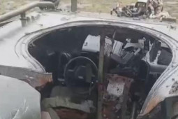 Xe tăng Nga khai hỏa xuyên thủng xe bọc thép Novator của Ukraine