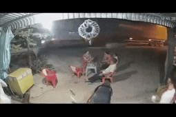 Ô tô - Clip: Kinh hoàng "ô tô điên" húc văng người ngồi trước cửa nhà