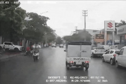 Xe máy - Xe đạp - Clip: Người đàn ông đi xe máy sang đường không quan sát suýt thì "mất Tết"