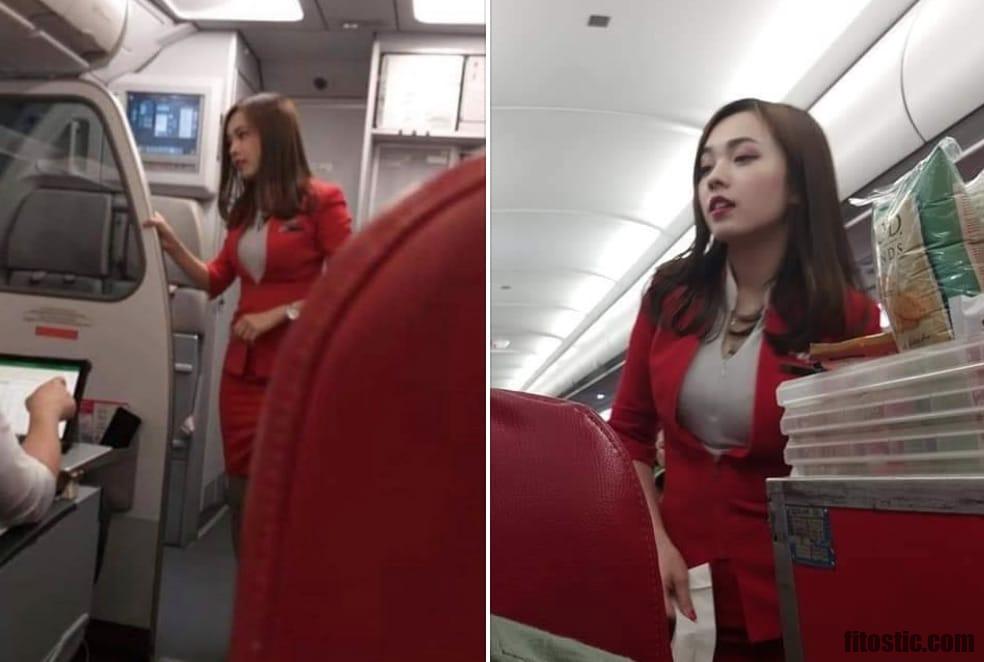 Hình ảnh chụp Mabel Goo khi đăng phục vụ đồ ăn nhẹ cho hành khách trên chuyến bay.