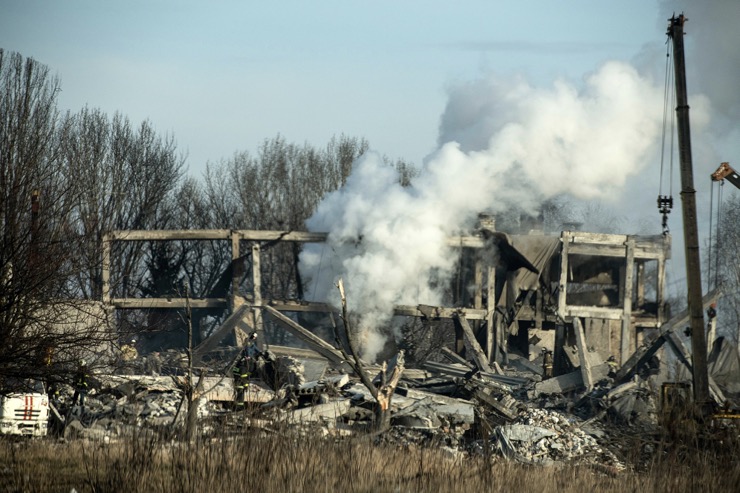 Một căn nhà bị phá hủy ở thành phố Makiivka, nơi quân đội Nga hiện đang kiểm soát ở tỉnh Donetsk.