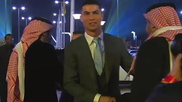 Ronaldo ra mắt Al Nassr: 25.000 CĐV chào đón siêu sao, đại tiệc ấn tượng - 12