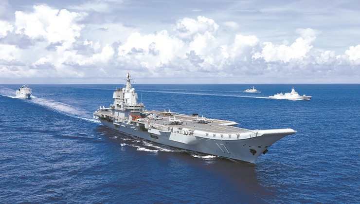 Tàu sân bay Sơn Đông của hải quân Trung Quốc di chuyển theo đội hình.