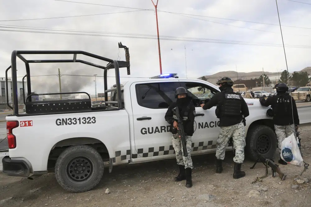 Lực lượng vệ binh quốc gia Mexico đứng gác bên ngoài một nhà tù ở thành phố Ciudad Juarez ngày 1/1. Ảnh: AP