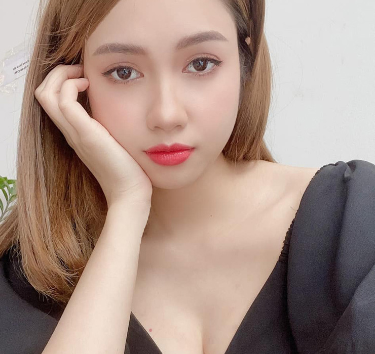 Cô sinh ra ở Ứng Hòa, ngoại thành Hà Nội. Tuy đóng nhiều vai phụ trong các phim hài Tết nhưng tới nay Anh Tuyết vẫn còn khá mờ nhạt trong tâm trí khán giả.
