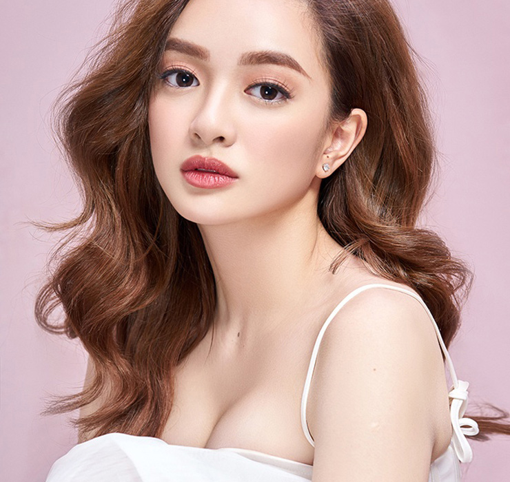 Kaity Nguyễn sở hữu nốt ruồi khá rõ phía trên ngực. Không đóng quá nhiều phim, mỗi năm chỉ khoảng 1 tác phẩm điện ảnh nhưng cô luôn được coi là "chìa khóa" thành công về mặt doanh thu phòng vé.
