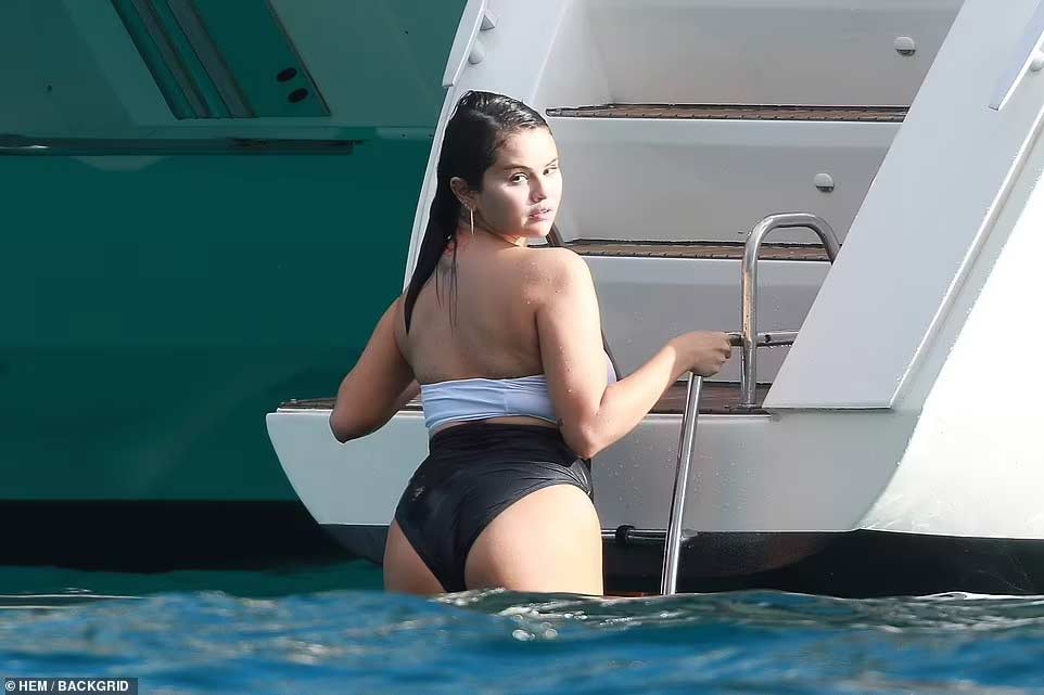 Tự tin diện bikini, Selena Gomez khoe vẻ đẹp béo tốt triệu người mê mệt - 2