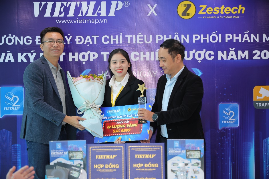 Đại diện Vietmap ông Nguyễn Tiến Hoàng - Giám đốc kinh doanh Vietmap Hà Nội đã trao tặng giải thưởng và huy chương cho bà Đậu Thị Hoài Thu - Trợ lý Giám đốc Zestech