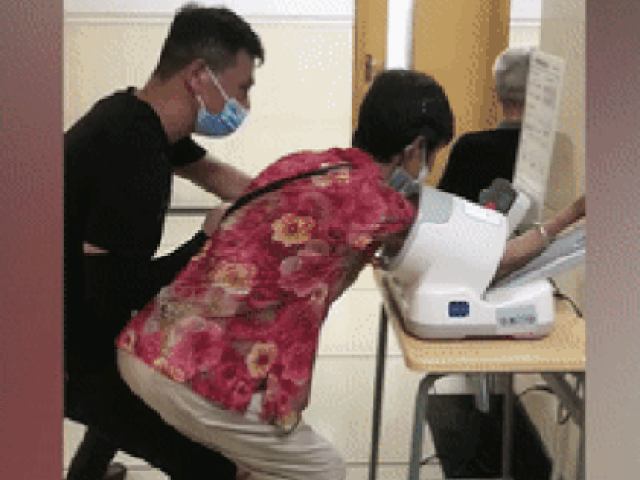 Bạn trẻ - Cuộc sống - Mẹ phải cúi xuống đo huyết áp trong bệnh viện, con trai làm một hành động khiến ai cũng cảm động vì lòng hiếu thảo