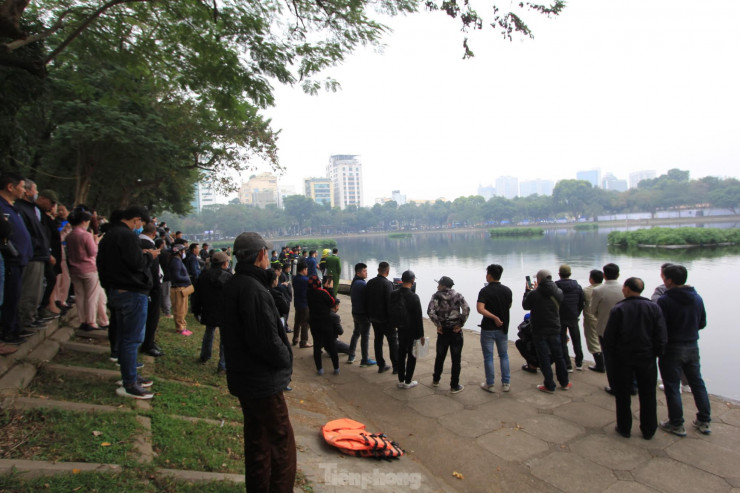 Đầu giờ chiều ngày 4/1, người dân sinh sống gần hồ Thiền Quang (phường Nguyễn Du, quận Hai Bà Trưng, Hà Nội) phát hiện một nam thanh niên có biểu hiện bất thường, đang lội nước ra giữa hồ.