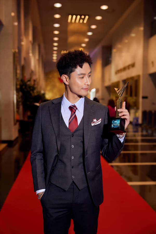 Thanh Sơn giành giải Nam diễn viên ấn tượng trong VTV Awards.