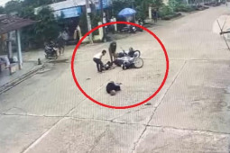 Clip: Chạy xe máy như ”chốn không người”, tài xế bị tông nằm gục trên đường