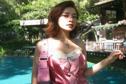 Thời trang - Chi Pu mặc đồ ngủ ra phố nhưng mất điểm vì chọn trang phục "bèo nhèo"