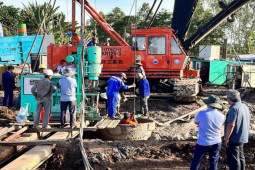 Tin tức trong ngày - Chuẩn bị nhổ trụ bê tông cứu bé trai 10 tuổi mắc kẹt