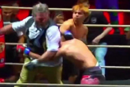 Thể thao - Sếp MMA tự tin 1 chấp 2 võ sĩ, bị đánh "lên bờ xuống ruộng"