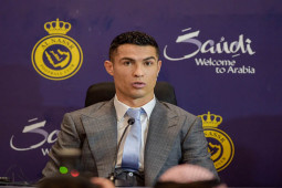 Bóng đá - Ronaldo phát biểu "gây cười" ngày ra mắt Al Nassr, bị triệu fan mỉa mai