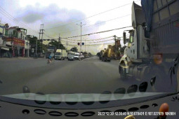 Xe máy - Xe đạp - Clip: Rùng mình cô gái đi xe đạp điện tạt đầu container như "cơm bữa"