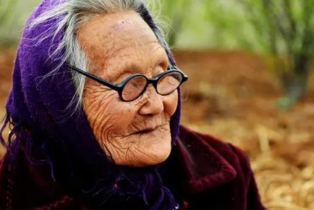 Bà cụ 90 tuổi bật mí bí quyết trường thọ không phải là ăn chay mà là thực hiện 3 điều này