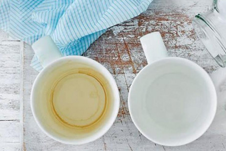 Mẹo hay đánh bay vết ố của trà và cà phê trên cốc chén ngày Tết