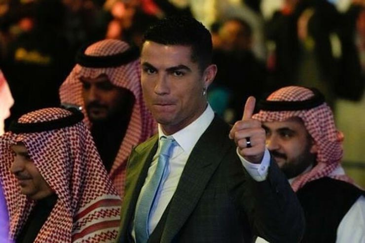 Ronaldo ra mắt Al Nassr nhận tin dữ: Lĩnh án phạt từ Anh, bị treo giò 2 trận? - 2