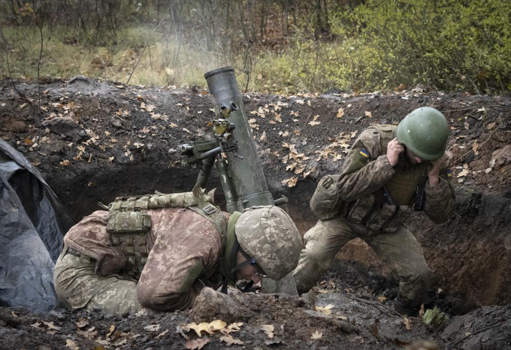 Binh sĩ Ukraine bắn súng cối ở tiền tuyến gần Bakhmut.