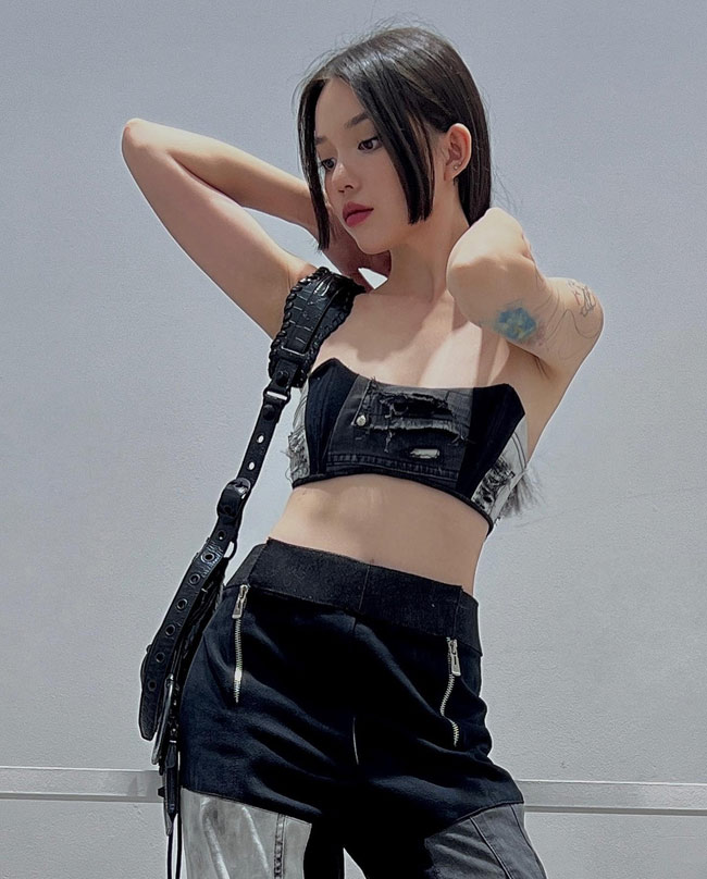 Linh Ngọc Đàm là một cô gái đa tài. Cô thử sức mình ở nhiều lĩnh vực khác nhau như: mẫu ảnh, quay MV ca nhạc, youtuber...
