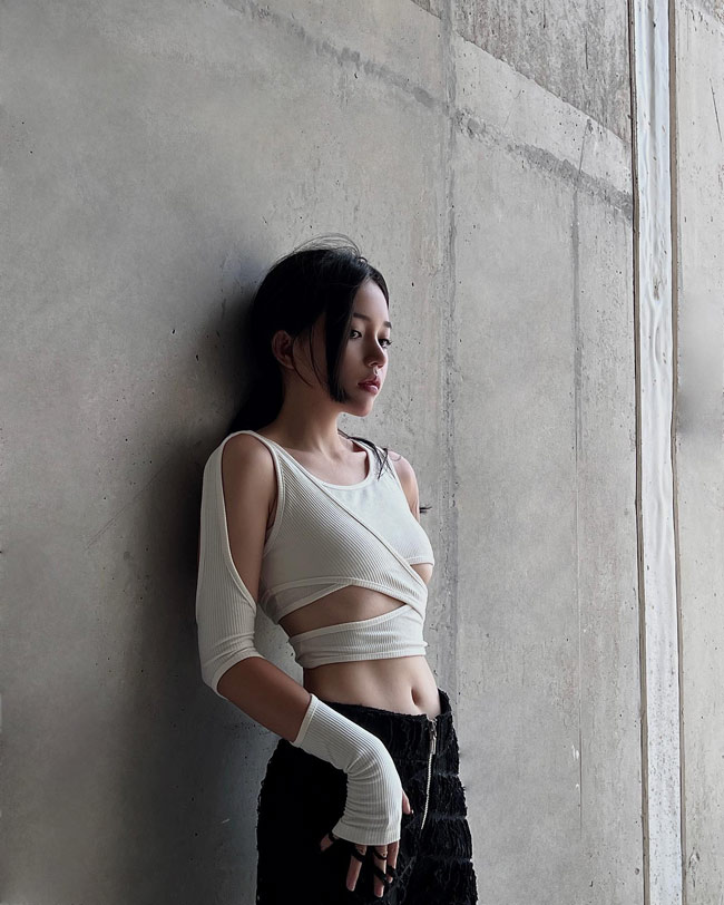 Cô nàng còn được biết đến qua loạt clip hài hước, vui nhộn chia sẻ trên trang cá nhân. Sự hoạt bát, dễ thương của Linh Đàm nhận được sự yêu mến của nhiều người. 
