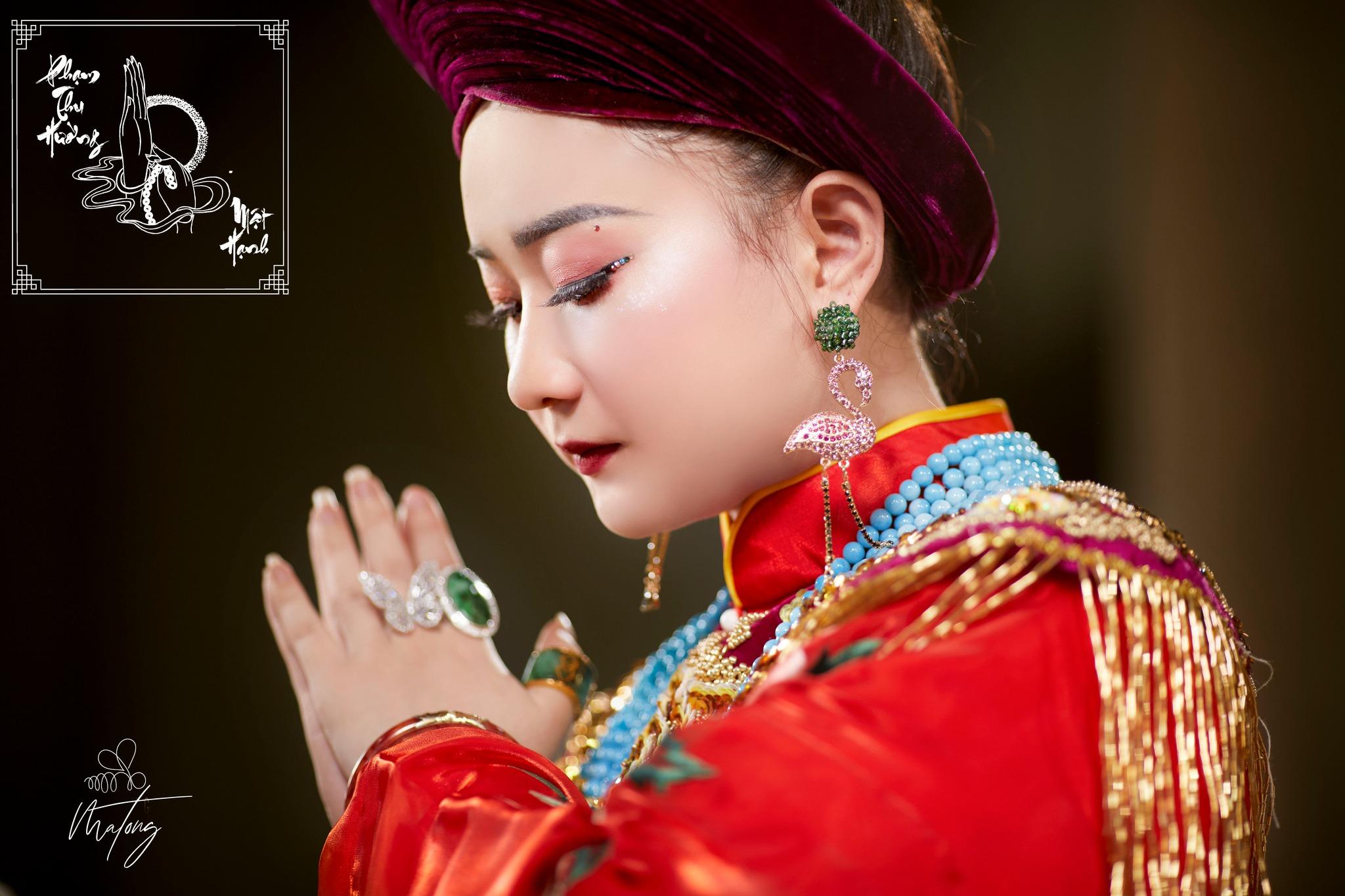 Cô đồng Phạm Thu Hường - Sức hút đến từ nhan sắc thăng hạng lôi cuốn cộng đồng mạng - 1
