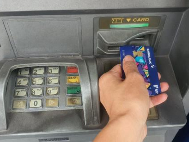 Kinh doanh - Người dân rút tiền mặt qua máy ATM giảm rất mạnh