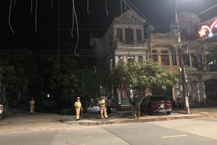 20 cô gái bị nhốt làm “tay vịn” quán karaoke: Kẻ ngông cuồng dọa chặt tay chân