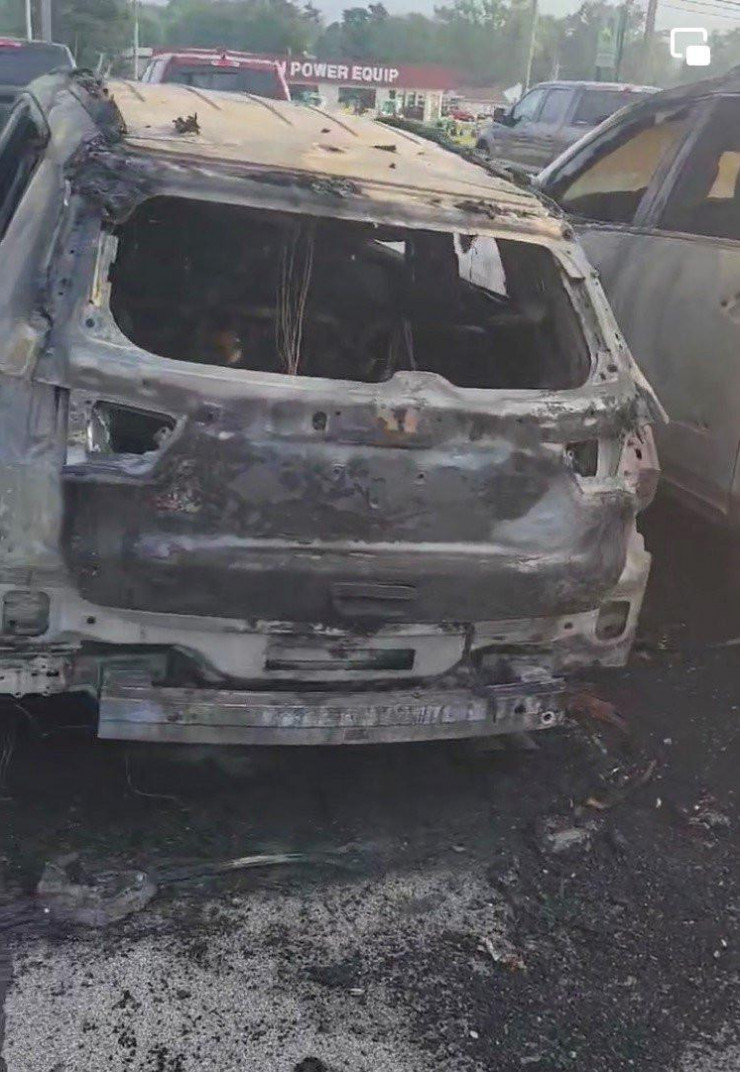 Một chiếc ô tô bị thiêu rụi. Ảnh: Jalopnik