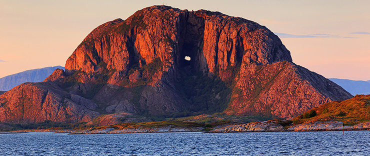 Torghatten là một núi cao 258m ở đảo Torget, thuộc hạt Nordland, Na Uy.
