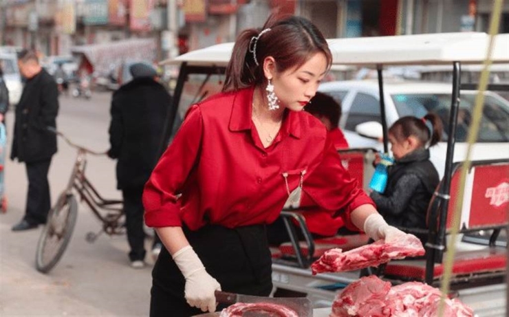 Người đẹp bán thịt lợn này diện trang phục công sở, lên đồ đẹp đi làm.
