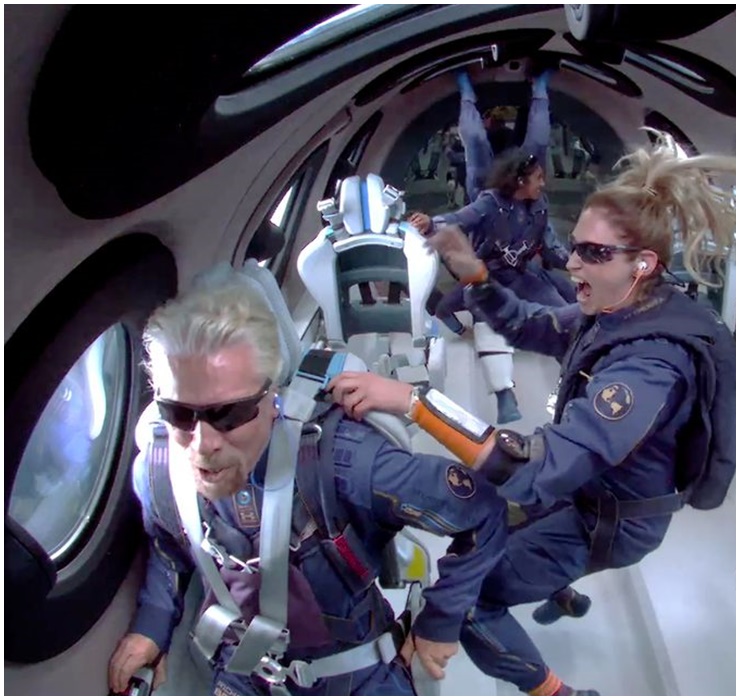 Tỷ phú Richard Branson, nhà sáng lập công ty hàng không vũ trụ Virgin Galactic, đã thực hiện thành công chuyến bay vào vũ trụ trên con tàu tên lửa có cánh của riêng mình, đưa ngành du lịch vũ trụ tiến gần hơn với thực tế.

