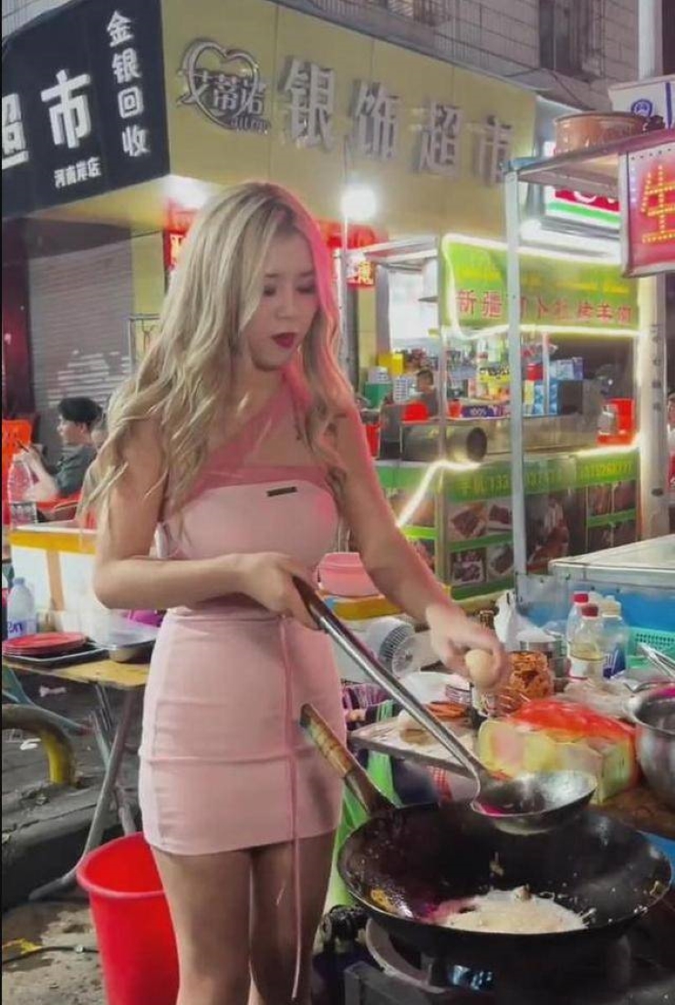 Có người cho rằng kiểu đồ như thế này, nhân viên sẽ không thể phục vụ nhanh chóng cho khách hàng.
