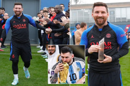Messi được dàn sao PSG xếp hàng chào đón như vua, Mbappe bất ngờ vắng mặt