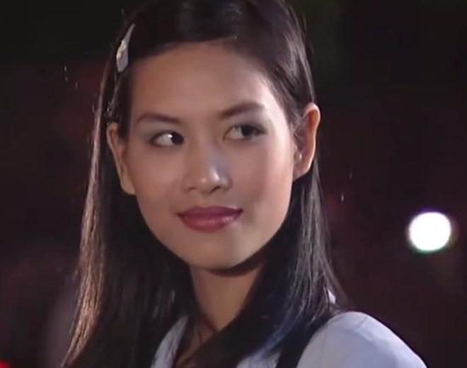 Chỉ khi đảm nhận vai Nguyệt trong phim Phía trước là bầu trời (2001), tên tuổi của Hà Hương mới được nhiều người biết đến.