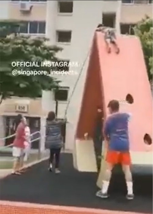 Cậu bé 10 tuổi ở Singapore mắc kẹt trên đỉnh “miếng dưa hấu” cao 3 mét, không ai biết tại sao - 1