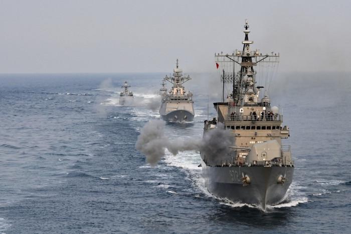 Các tàu chiến của Hải quân Hàn Quốc tham gia tập trận bắn đạn thật. Ảnh - Yonhap