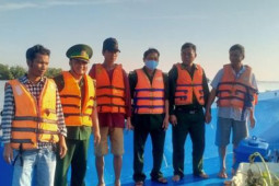 Chìm sà lan trên sông Soài Rạp, 3 người may mắn gặp bộ đội biên phòng