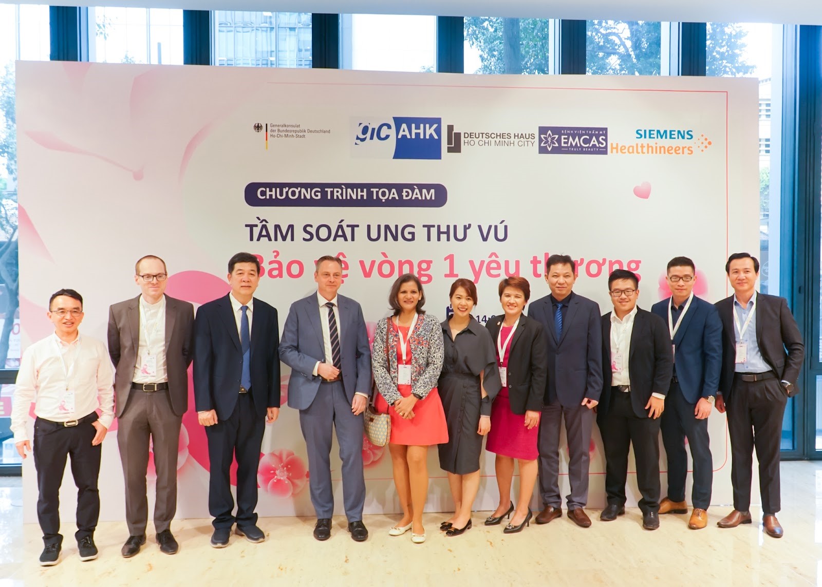 Các đại diện đơn vị tổ chức Bệnh viện thẩm mỹ EMCAS và Siemens Healthineers cùng các khách mời trong sự kiện