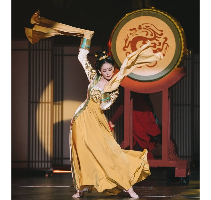 Không chỉ là nữ diễn viên nổi tiếng, cô còn được nhiều thương hiệu&nbsp;thời trang &#34;săn đón&#34; như:&nbsp;Gucci, Chanel, Fendi, Dior,...
