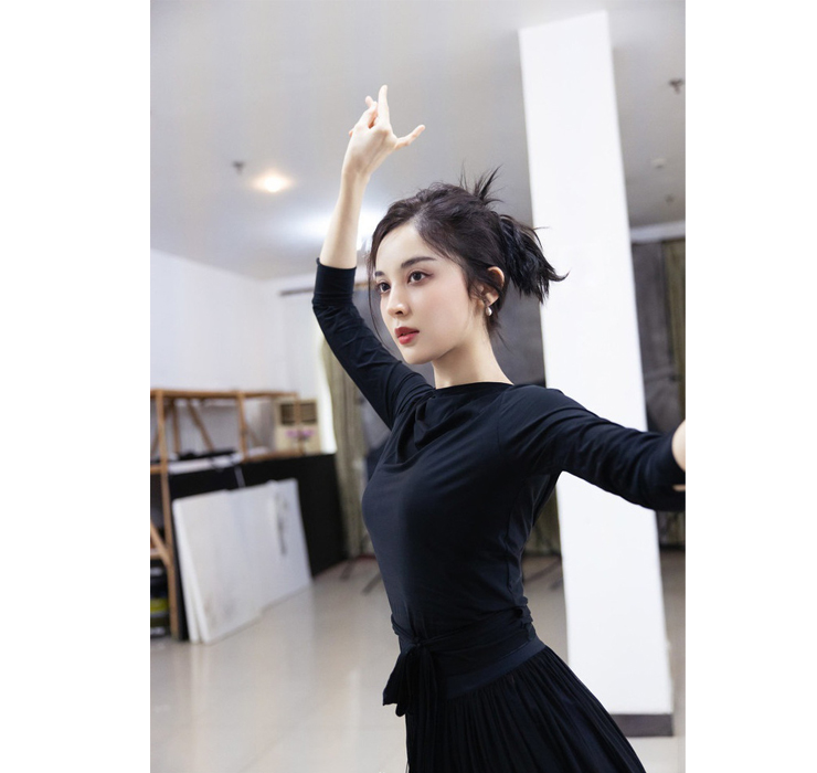 &#34;Nhờ nhan sắc và vóc dáng, cô là &#34;con cưng&#34; của các nhà mốt, thường &#34;phủ&#34; hàng hiệu cả trong phim lẫn ngoài đời&#34;, tờ Sina cho biết.
