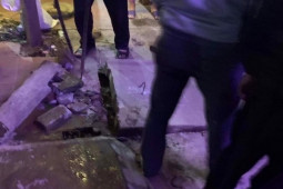 Tin tức trong ngày - Bé gái 3 tuổi rơi xuống ống cống rồi bị cuốn đi, may mắn thoát đại nạn