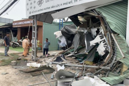 Tin tức trong ngày - Bình Dương: Ô tô lao vào tiệm spa, người đàn ông ném xe máy bỏ chạy